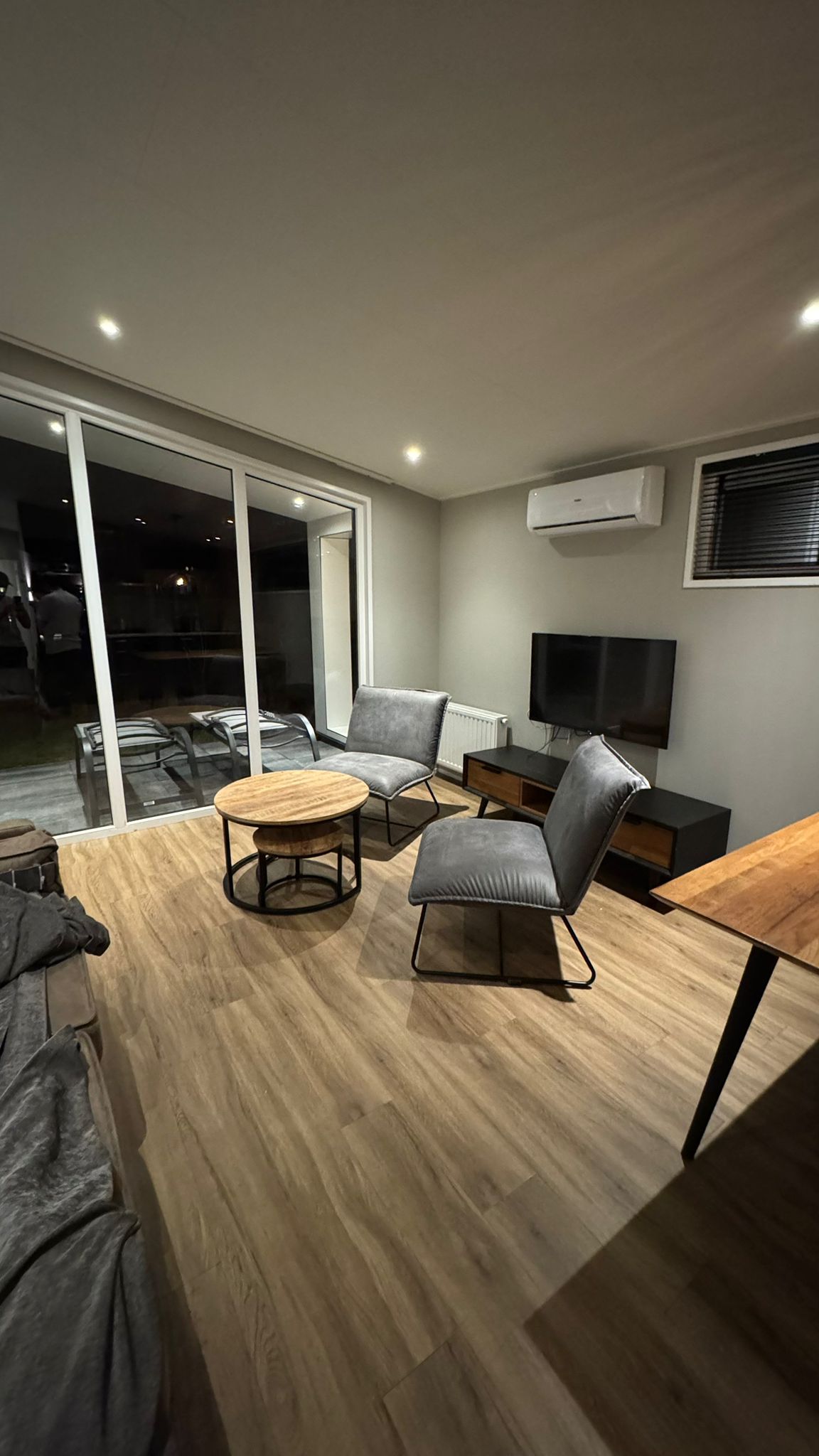 Den Hartog Wandafwerking aan het werk